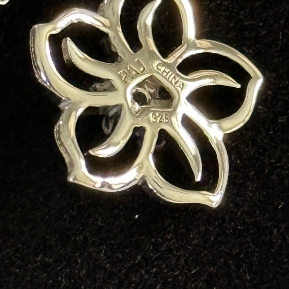Sterling flower pendant w/white sapphire stones-18”Sterling chain marked NWOT - Picture 4 of 4